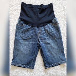 MATERNITY Liz Lange Denim Shorts Size Medium